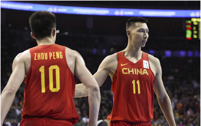 首先是周鹏和易建联,这两位广东队大哥现在在国家队混的很差,当然是"