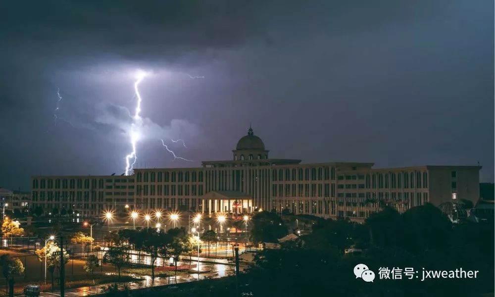 6月21日晚南昌普降暴雨,局地大暴雨,全市雷電頻次4233次 攝影/陳麗紅