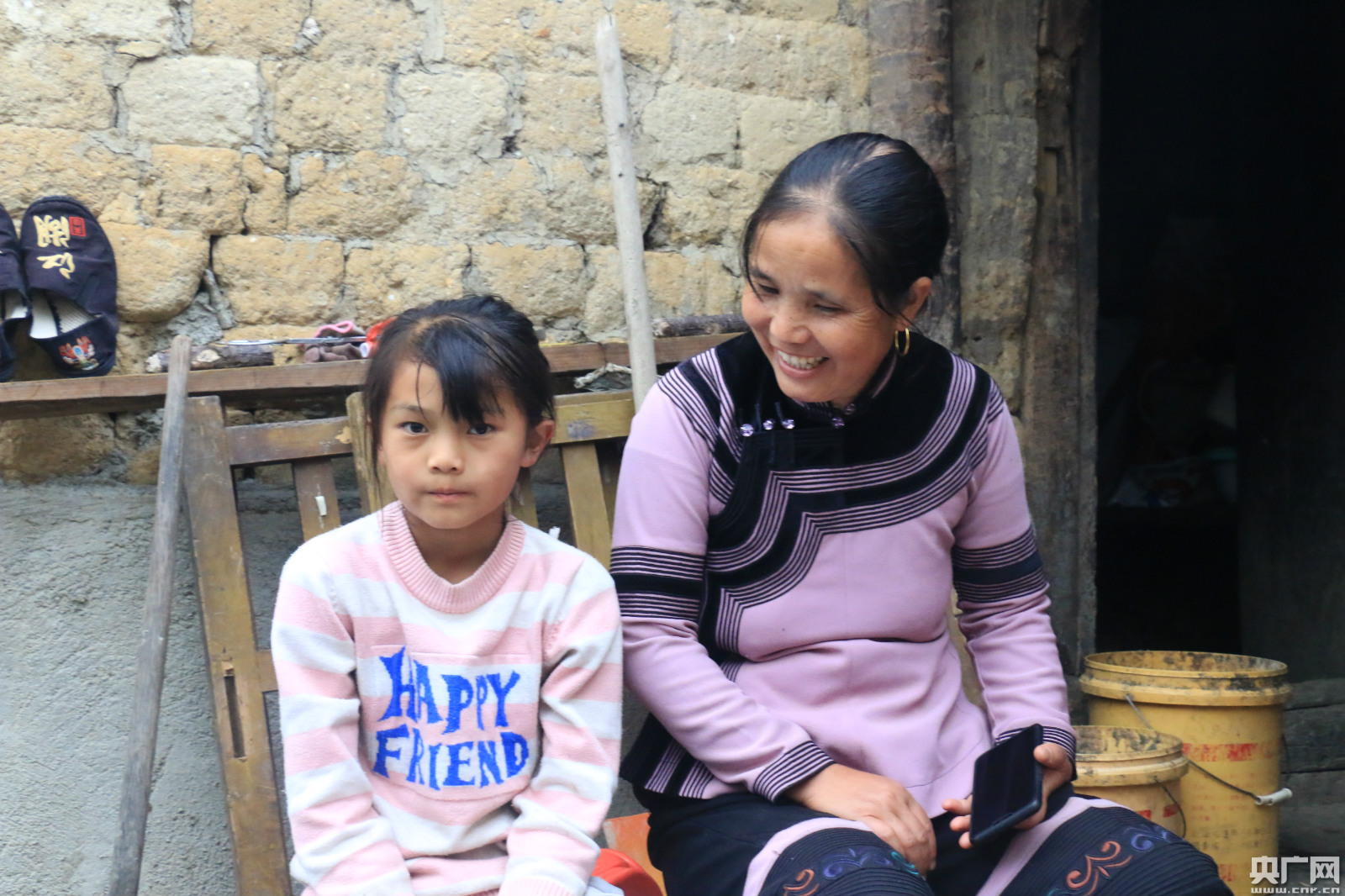 卢农本是一名哈尼族女性,出生于1966年,是泡竹新寨村的建档立卡贫困