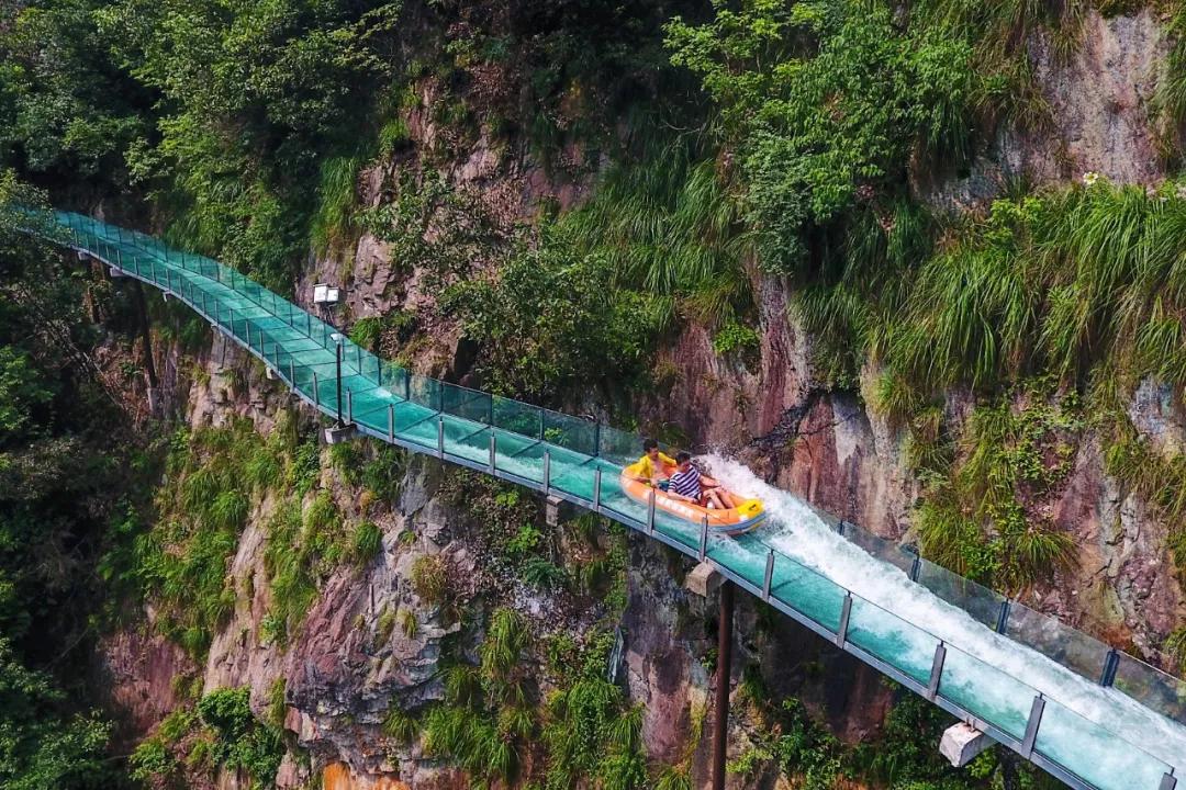 从杭州出发2小时车程这次我们打卡了引爆全网的悬崖玻璃漂流