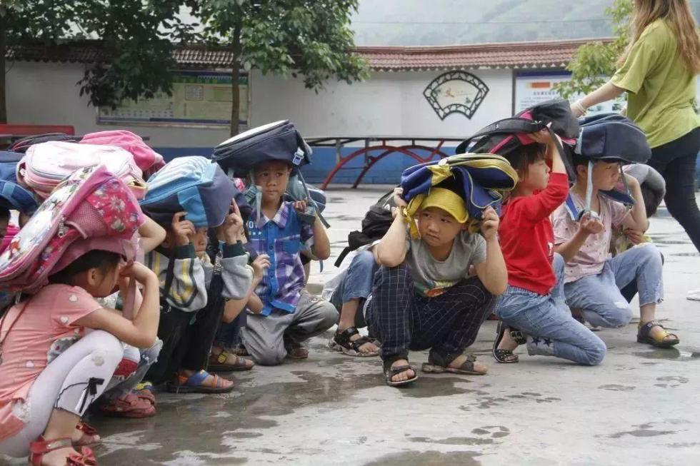 长宁地震灾区首所"帐篷小学"复课 琅琅读书声再次响起