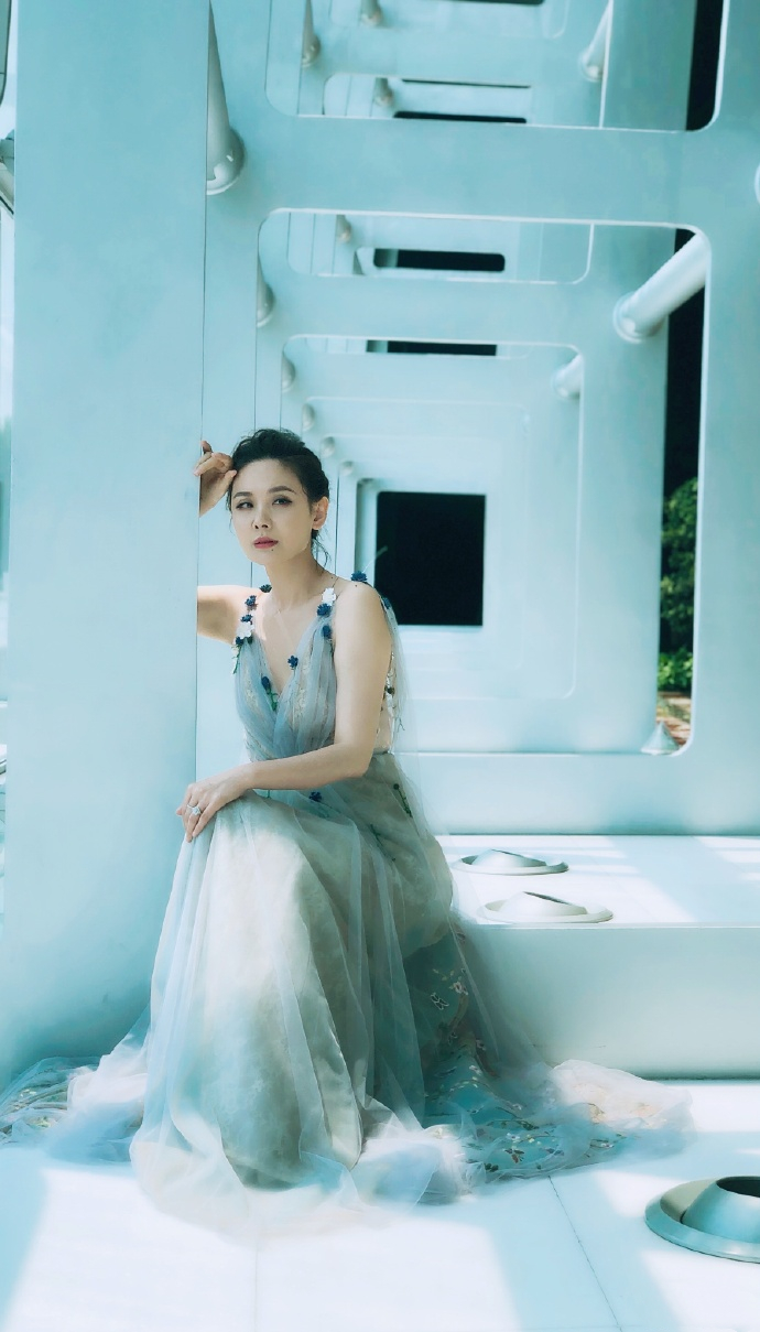 42岁程莉莎绰约多姿复古长裙重回80年代9岁儿子模样俊俏