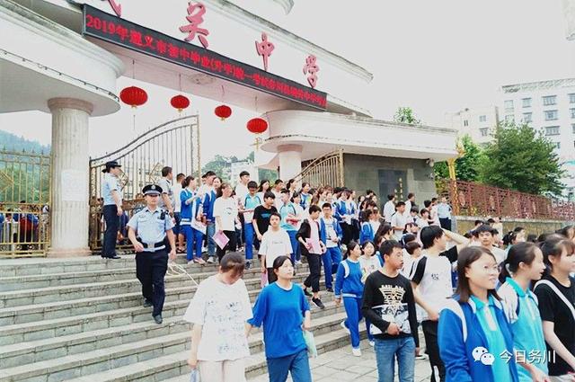 每到这个时刻,中考可不仅仅是考生们的大事,务川6216人初三学子们走进