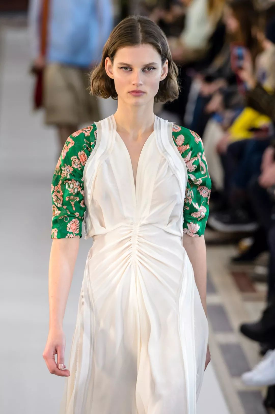 褶皱设计可以丰满服装的层次感,改变线条走向,使之更加贴合身体曲线