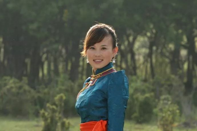 蒙古族歌手白红梅图片