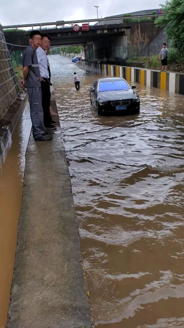 今日暴雨袭城嵊州许多地方成了海天泽国还有路段突然塌方现场视频曝光