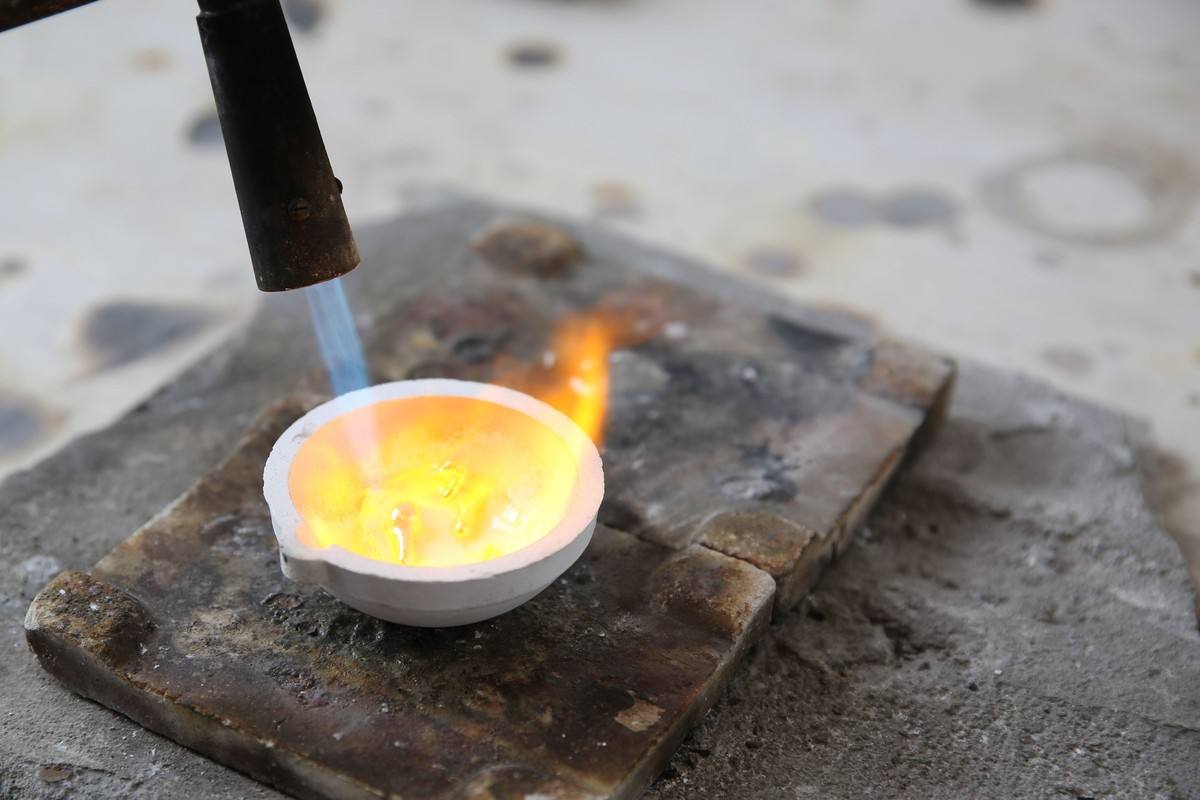 4,倒模石英坩埚将蜡模加热到(850—1200度),将液体化的金料倒入模具中