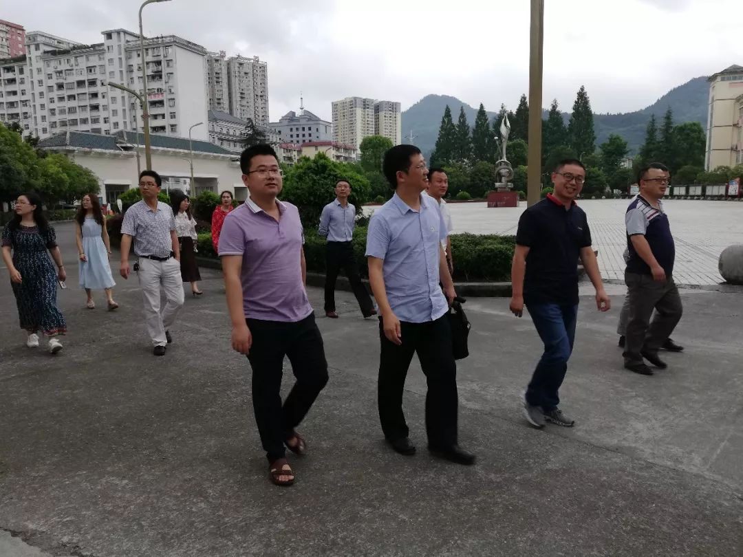 校际交流促管理共谋育人新举措恩施市第一中学赴咸丰一中交流考察学习