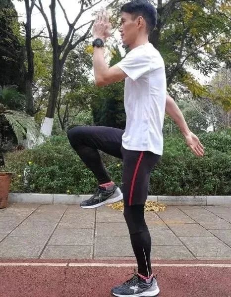 跨步走10次 x 2组行进侧压腿10次 x 2组静态髋臀和腰部拉伸三,马拉松