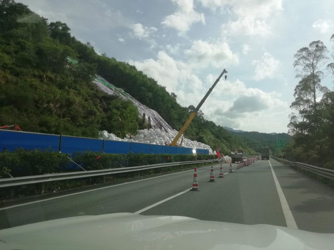 速看河梅高速登云到歧岭往梅州方向封路车辆注意绕行