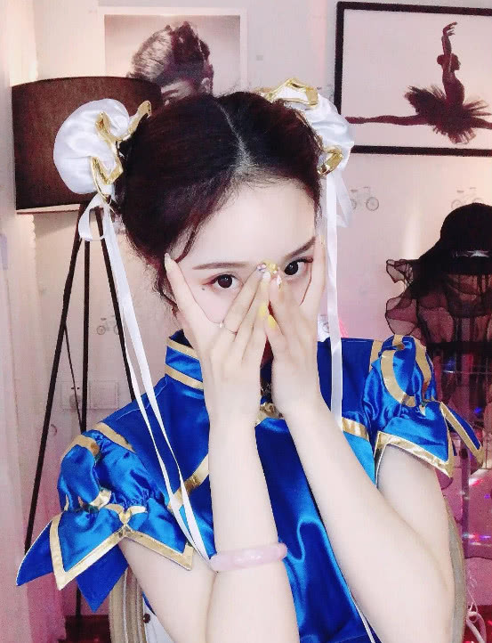 宝哥首次主动求合影,粉丝:茜皇已举起800米长刀_姜允儿