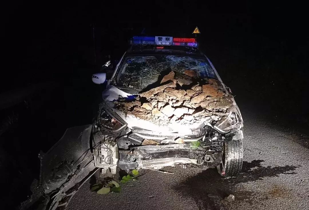 突发警车被砸3名出警人员负伤