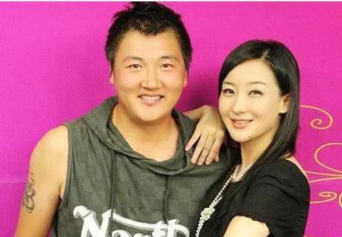 孙楠的第一任老婆是买红妹,应该很多人还是知道她的,是一名著名的小品