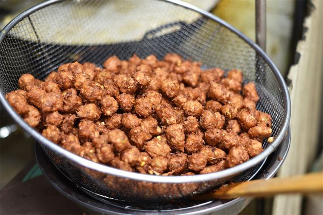 河南小伙卖家乡特产焦丸子六块钱一斤顾客天天排长队