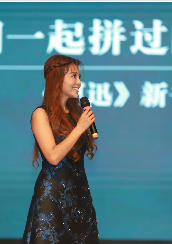 朱迅身穿连衣裙携新书亮相某大学礼堂气质越来越知性温婉