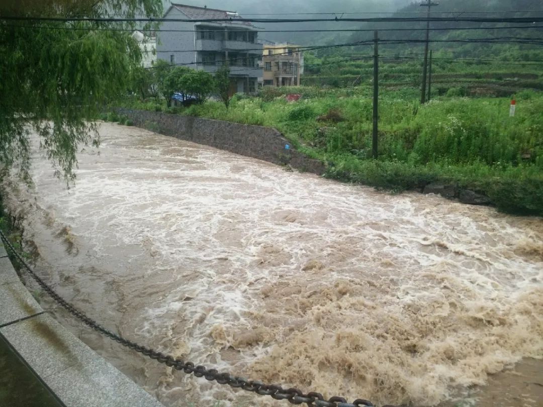 今日暴雨袭城嵊州许多地方成了海天泽国还有路段突然塌方现场视频曝光