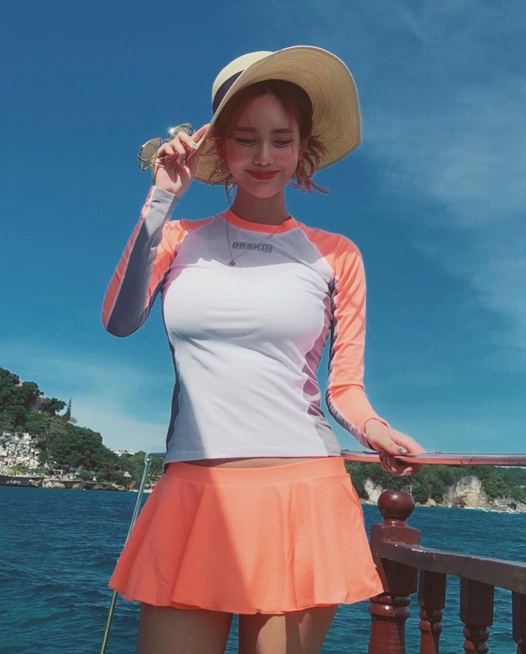 tara朴孝敏展魔鬼身材游卢浮宫娇羞遮住雕像隐私部位超卡哇伊