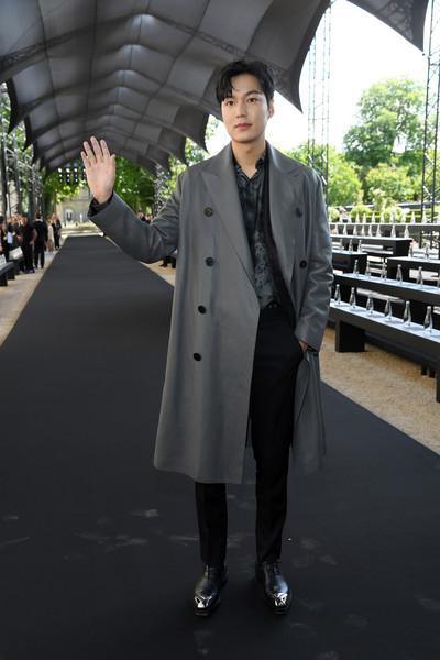 彭于晏与lv太子妃夫妻同框站c位,李敏镐穿风衣配八字刘海帅气