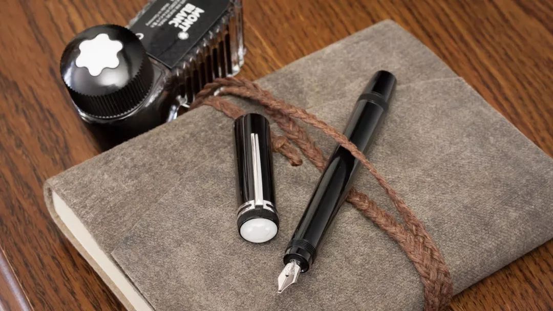 钢笔由同一个的旋钮来分别控制活塞和笔尖的伸缩活动.