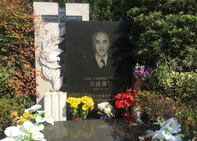 墓碑上影印着他的半身照片,在墓碑上写着他的简历:司徒雷登,1876-1962