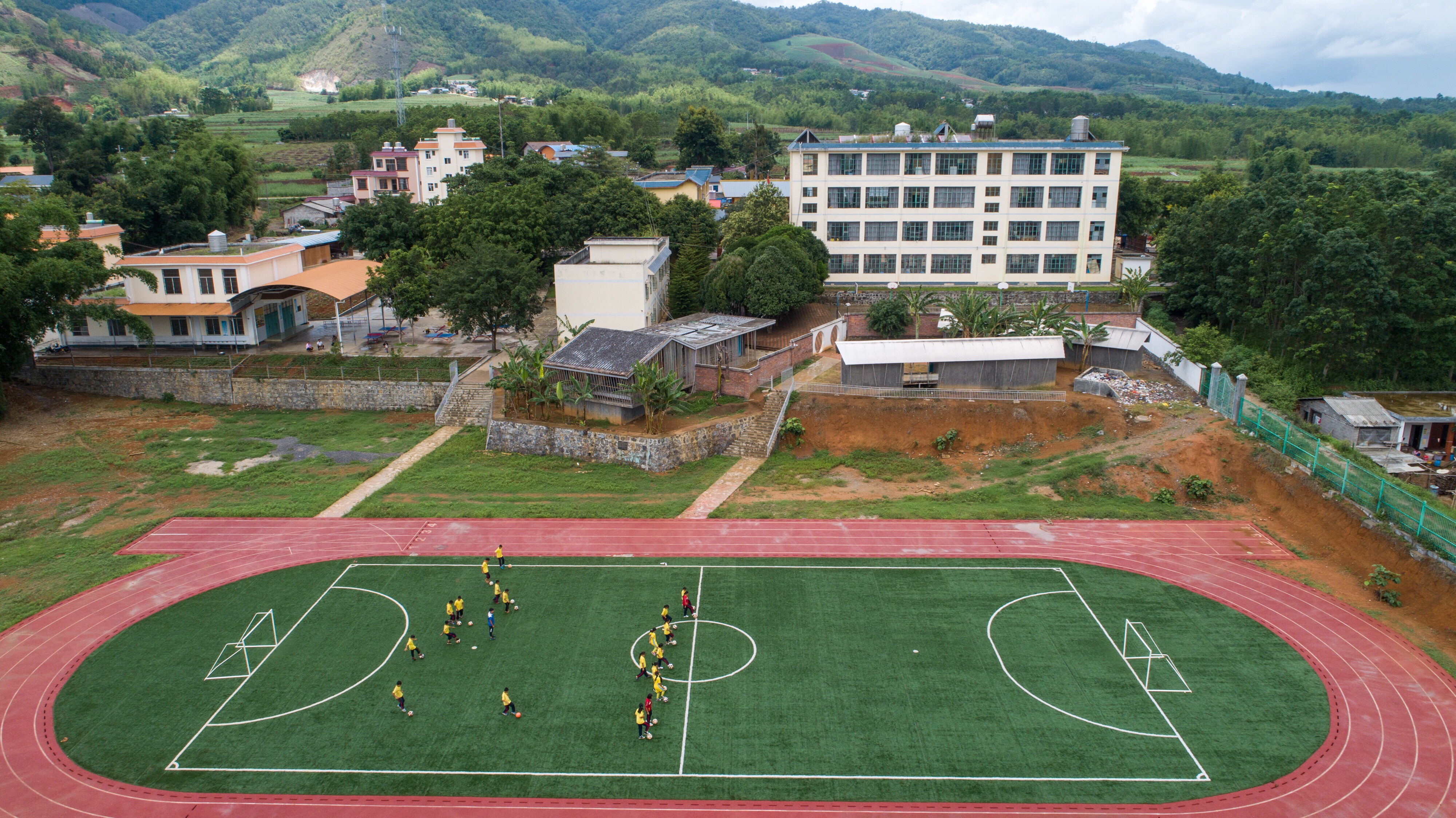 新华社记者 胡超 摄↑6月21日,在芒市西山乡营盘民族小学,学生们在