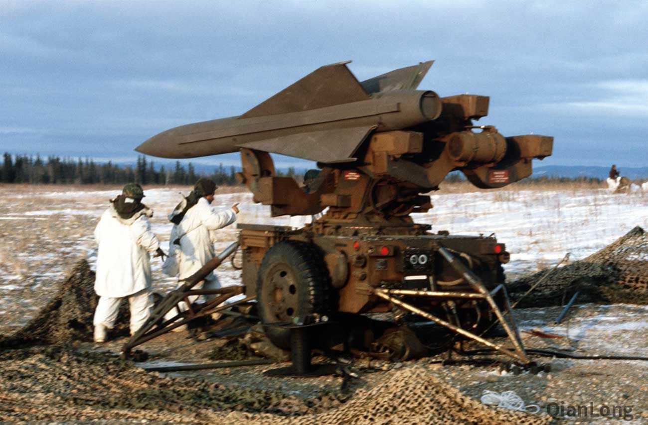 參加演習的mim-23防空導彈陣地 雪地裡披偽裝網_霍克