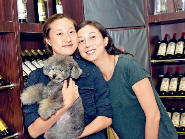 吴卓林与妻子高调秀恩爱,andi耳朵挂铁链妆容怪异又油腻