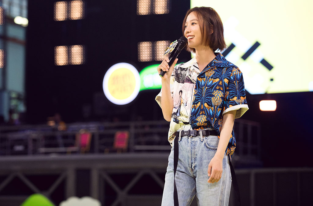 王珞丹穿衣风格反差大从优雅气质美女秒变酷帅滑板女孩