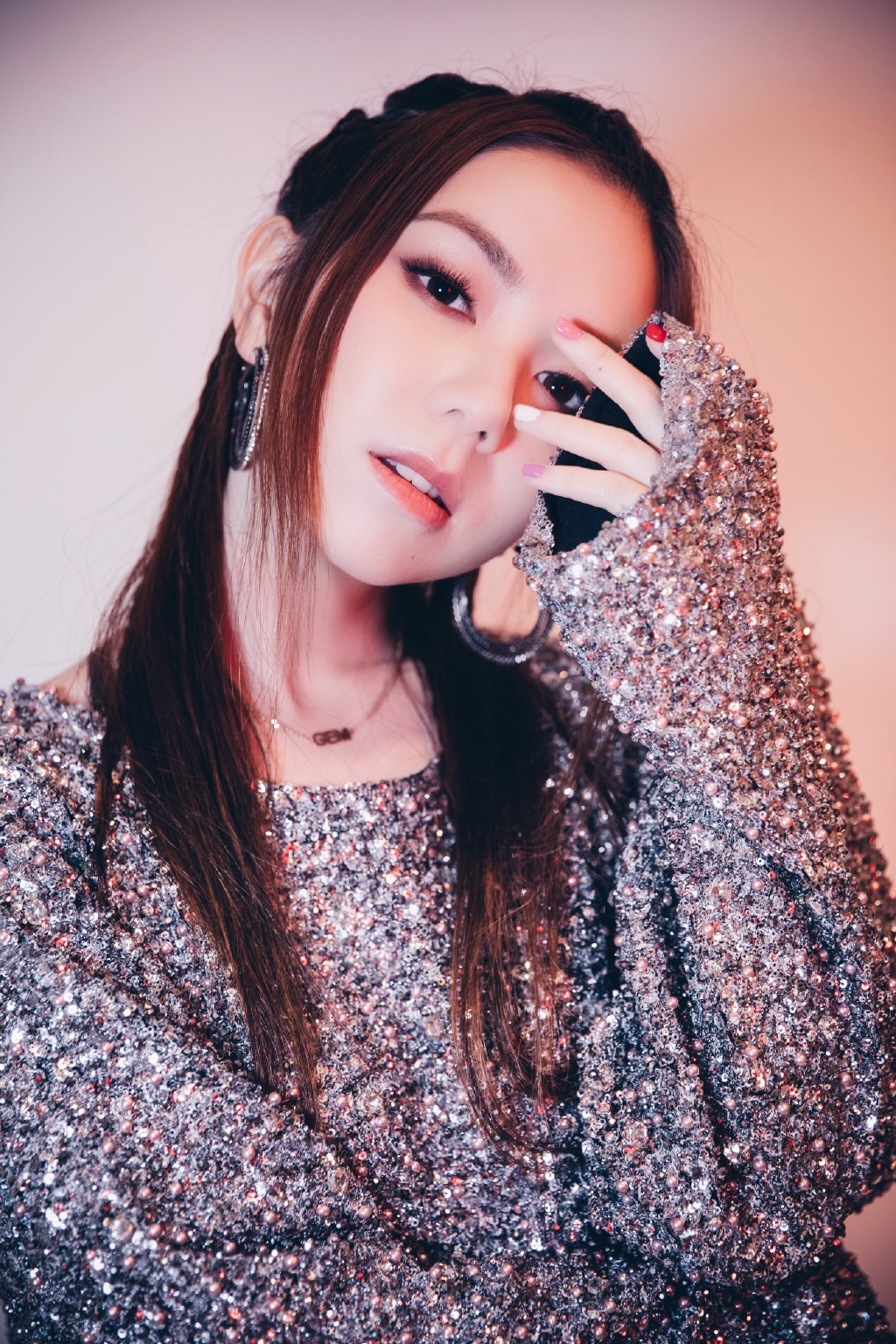 邓紫棋换一款新造型编发造型搭配抹胸上衣牛仔裤又酷又帅