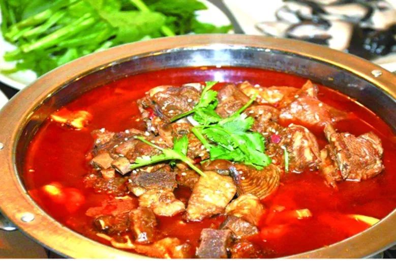菜系,以鸡肉焖卷子,羊肉暖锅,手抓羊排,黄焖羊肉,清水牛排等最为著名