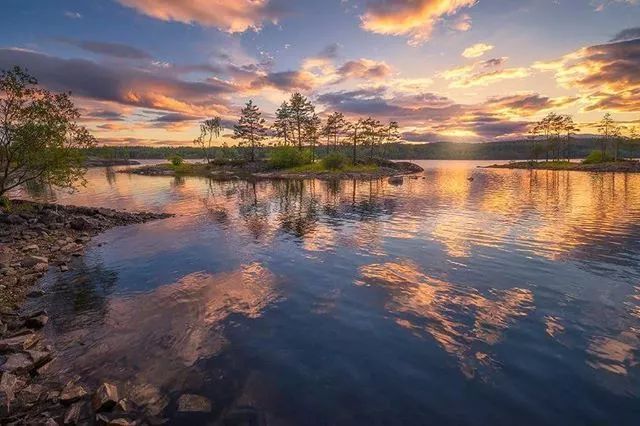 伤感语录飘零的落花回不到起点却留在了终点远往的流水淘尽了浪花的