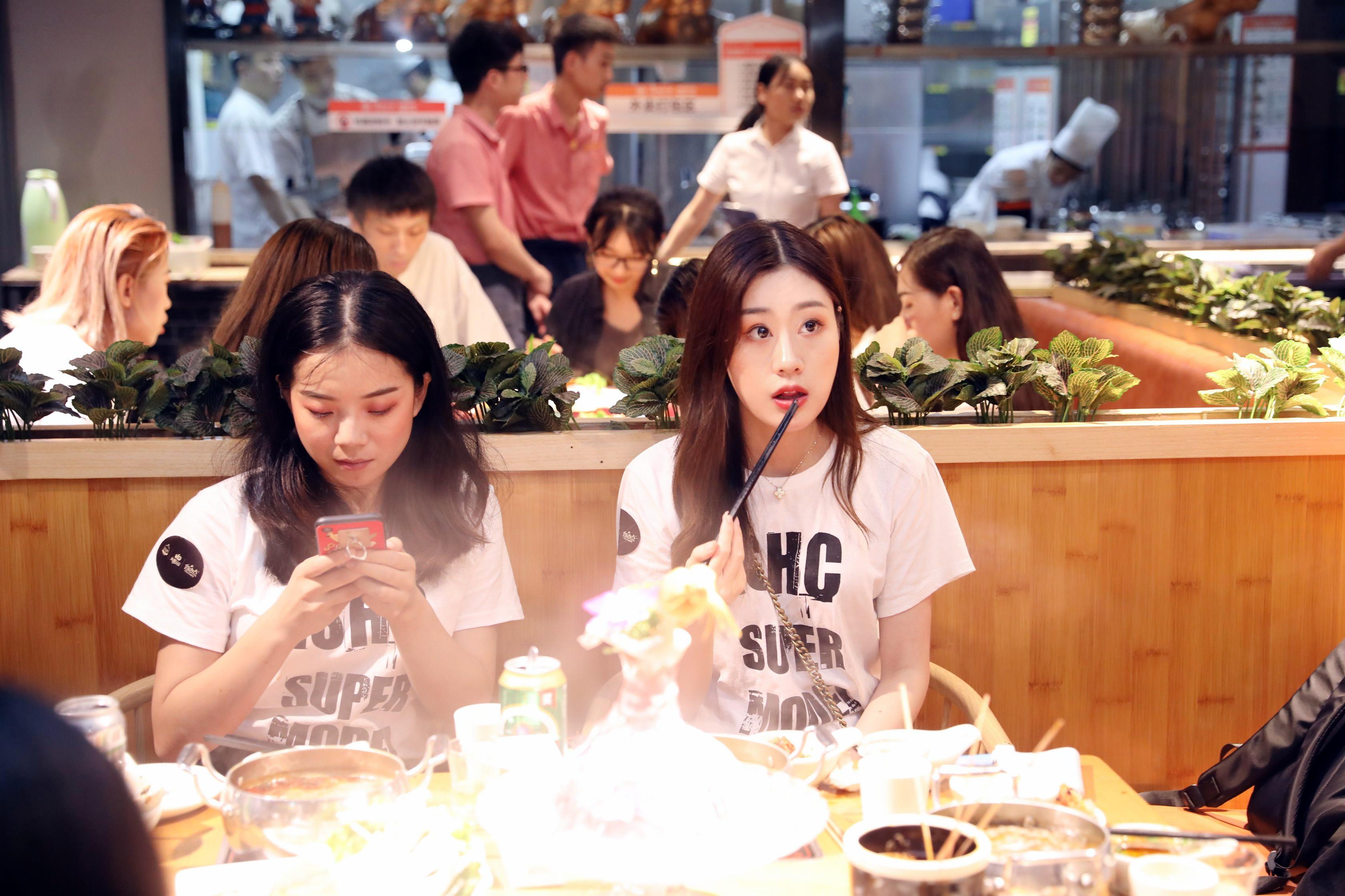 火锅牛肉涮美女30位超模齐聚鲁西肥牛