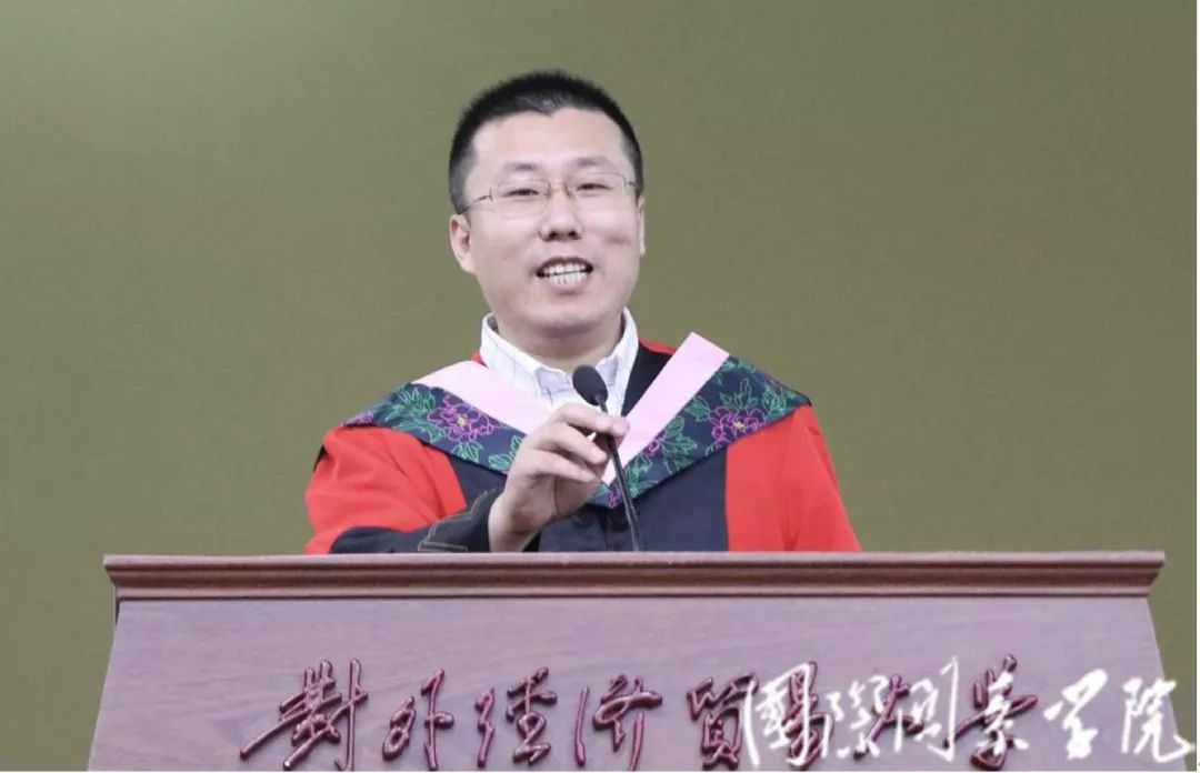 随后,董青岭教授,张汉副教授作为教师代表先后站上讲台,为即将毕业的