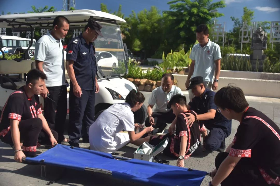 宣传活动中,镇委书记刘德柏,镇长胡朝向过往游客发放