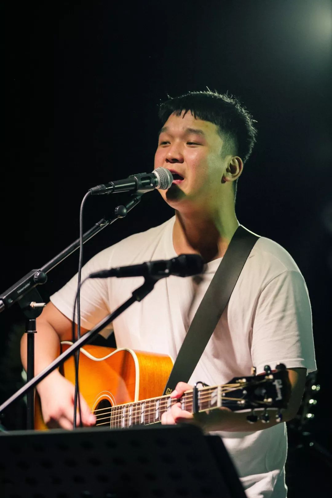 作为郑州的本地歌手,又加上同门的亲近关系,解忧邵帅一上台就得到了