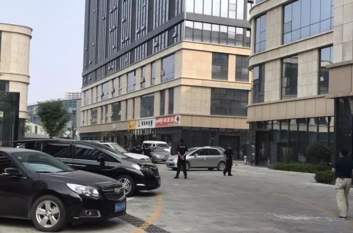 济宁头条中德广场一男性跳楼身亡