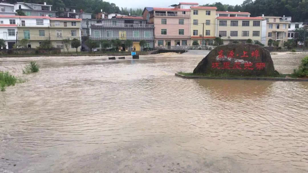 上栗县杨岐乡山体滑坡,道路阻断 摄影/杨岐乡镇府工作人员芦溪虚名观