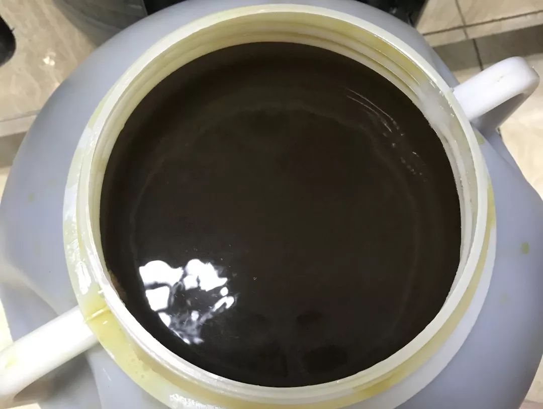 雨中的温暖12300人份大锅汤药免费送到灾区群众手中