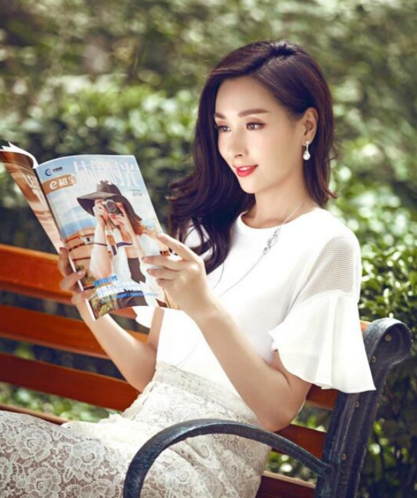 毛玉萍长得漂亮,而且是一个有人脉的人,周正毅凭借着毛玉萍的帮助和