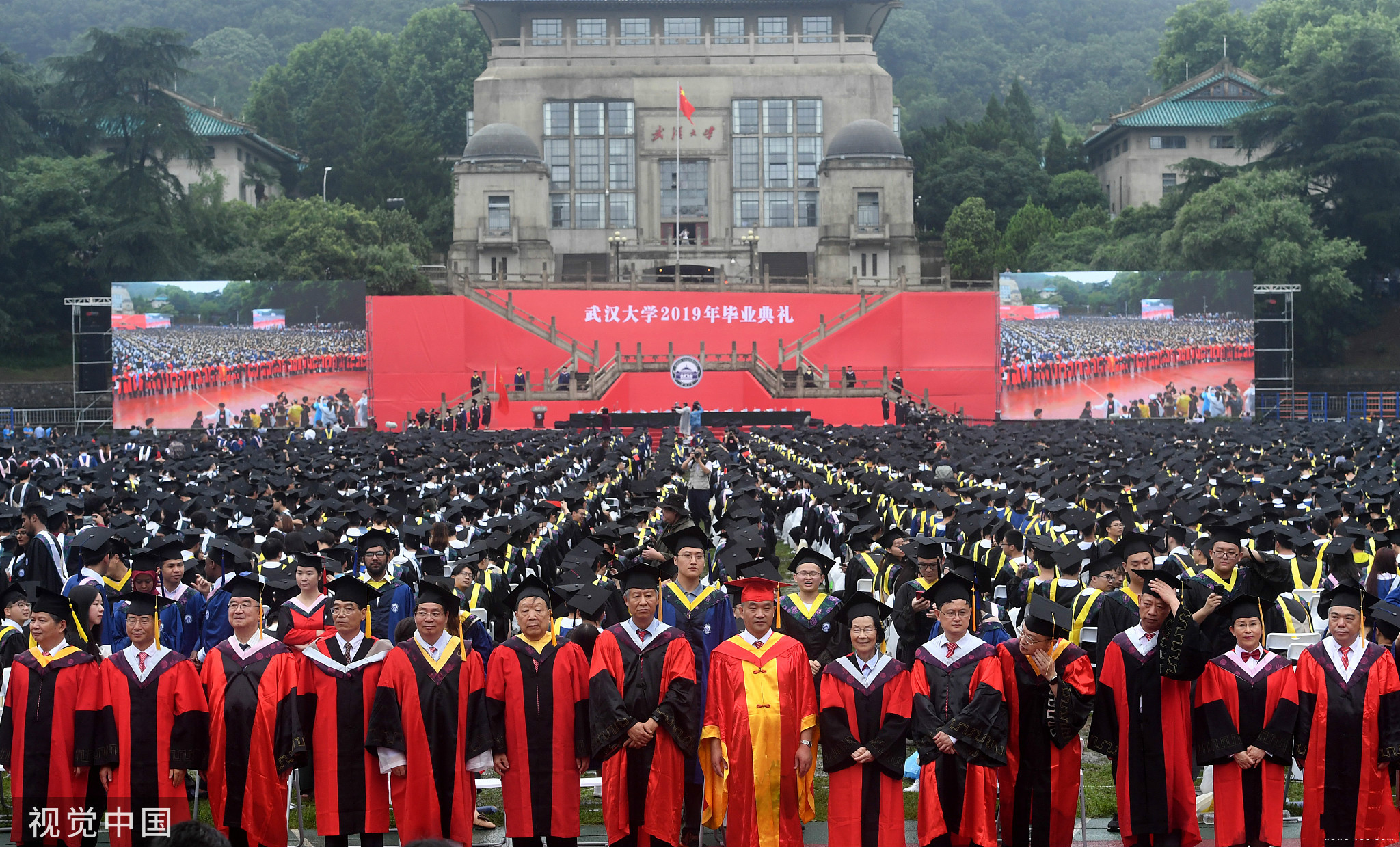 1/ 12 2019年6月21日,武汉大学2019年毕业典礼暨学位授予仪式在雨中