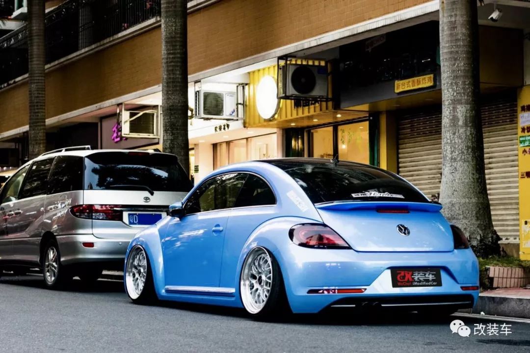 最开始改装的是一套18寸的轮毂搭配ap刹车卡钳,甲壳虫自带宽体的造型