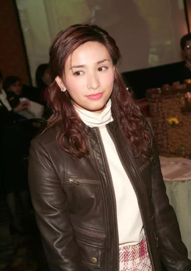 前港姐丧夫后深居简出为支持儿子比赛低调现身少女脸意外抢镜