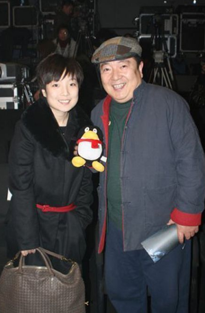 原创63岁央视主持董浩现状坐在老家门口吃面尽显沧桑让人心酸不已