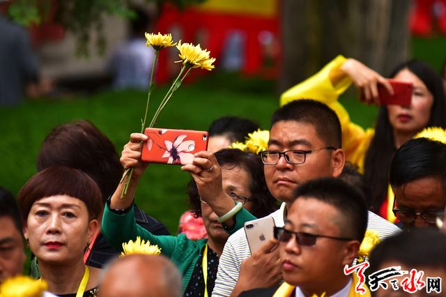 天水市民和来宾走进伏羲庙敬献鲜花拜谒伏羲圣像