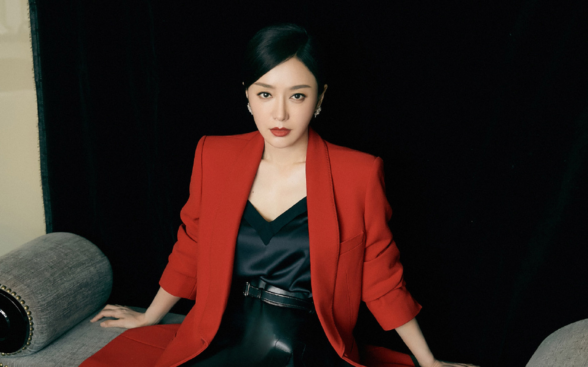 秦岚时尚干练写真,气质百变,优雅而干练!