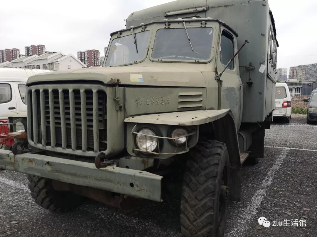 自卫反击战功勋车街边偶遇第一代老东风eq240长头军卡