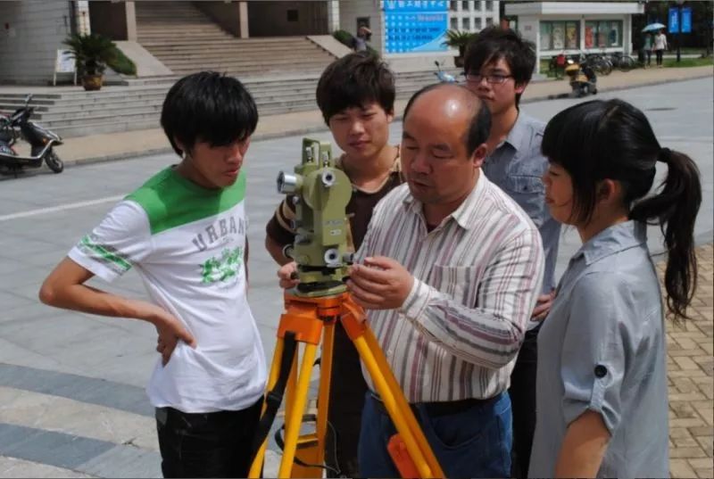 和老师一起过节日我们的收获我们的学长10届道桥省级优秀毕业生赖海滨