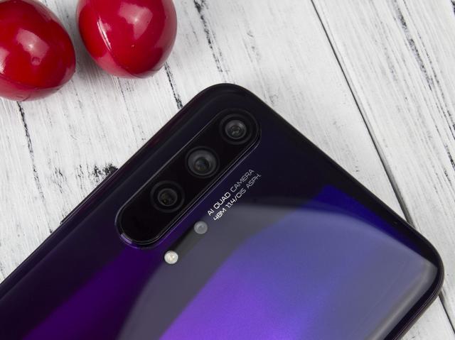 前置摄像头方面,荣耀20 pro 采用了3200万像素高清摄像头,支持ai智慧