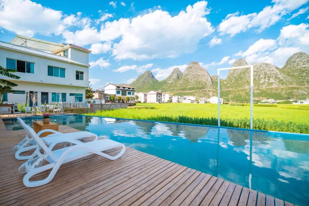 天热了适合游泳万峰林这家民宿环境好有泳池价格还亲民