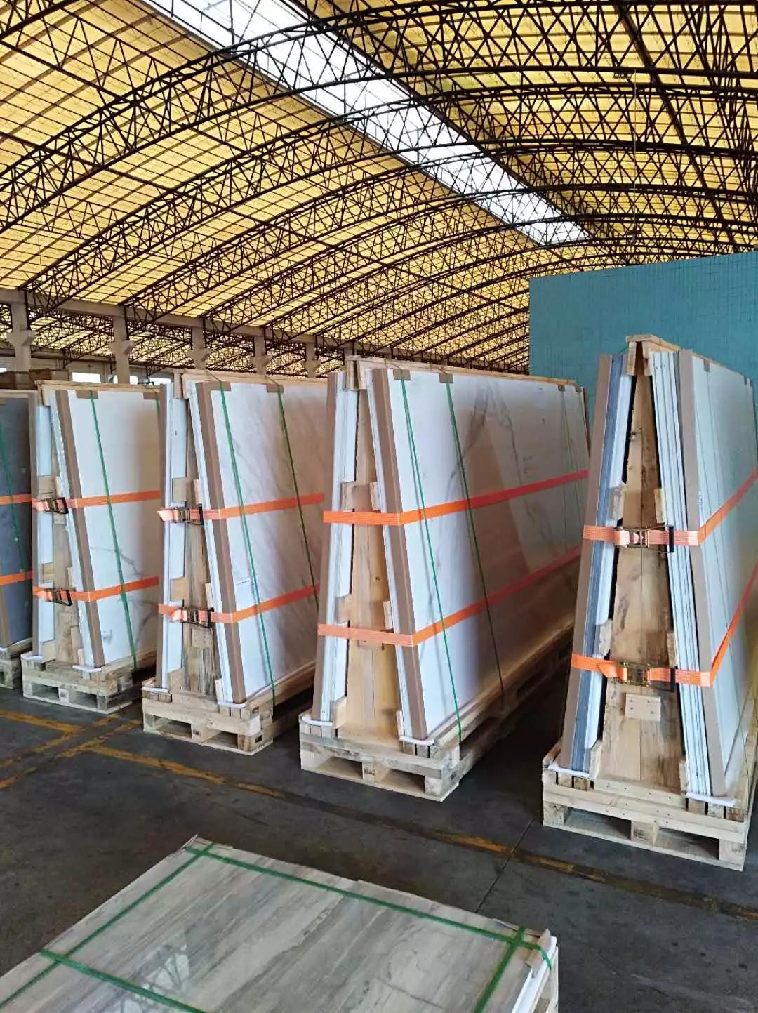 :要用吸盘等专业的工具搬运,还要在运输之前打木托